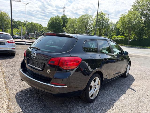 Opel / Astra Sports Tourer / Schwarz / / / 