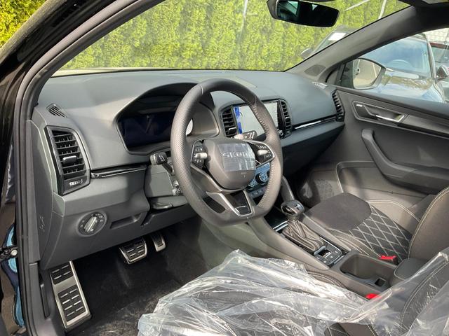 Skoda Karoq Sportline 1.5 TSI DSG Sportline, AHK, Navi, CANTON, Matrix, AreaView, Side, Kamera, el. Klappe, FS-beheizbar, 5 J.-Garantie 