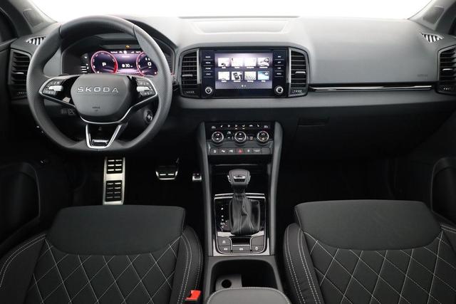 Skoda Karoq Sportline 1.5 TSI DSG Sportline, Pano, AHK, Navi, CANTON, Matrix, AreaView, Side, el. Klappe, FS-beheizbar, 5 J.-Garantie 