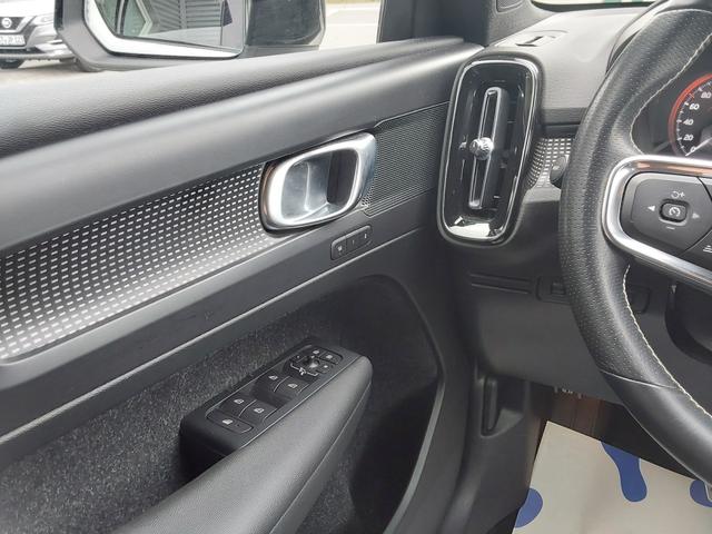 Volvo XC40 D4 AWD R-Design AHK/SHZ/LED/PDC/NAV 