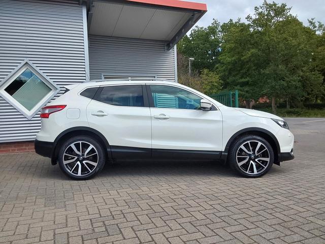 Nissan Qashqai 1.6 dCi Tekna AHK/SHZ/LED/PDC/KAM/NAV 