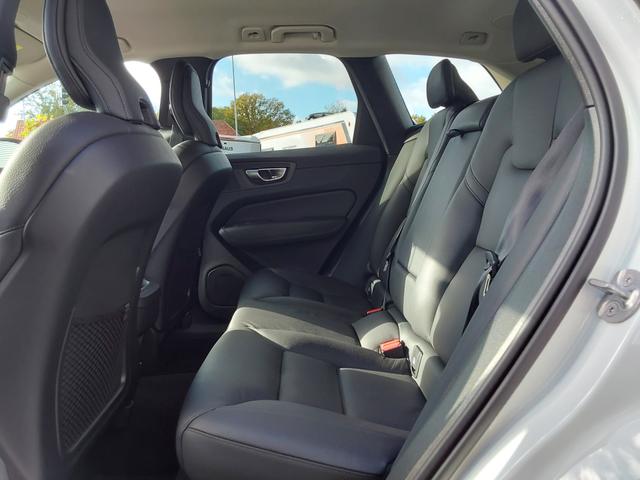 Volvo XC60 B4 D AWD Plus Dark AHK/ACC/LED/SHZ/PDC/NAV/KAM 