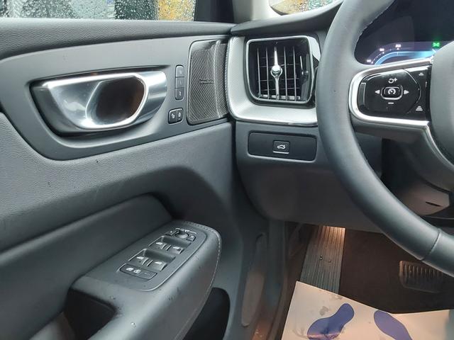 Volvo XC60 B4 D AWD Plus Dark AHK/ACC/LED/SHZ/PDC/NAV/KAM 