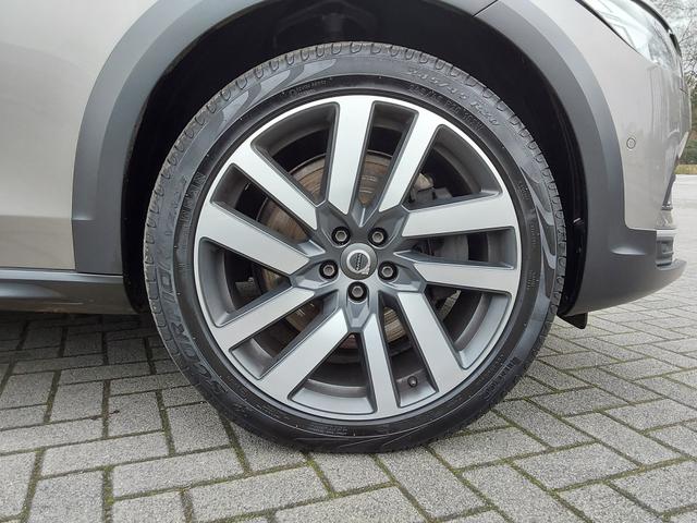 Volvo V90 Cross Country B5 D Pro AWD AHK/ACC/SHZ/PDC/KAM/PANO 