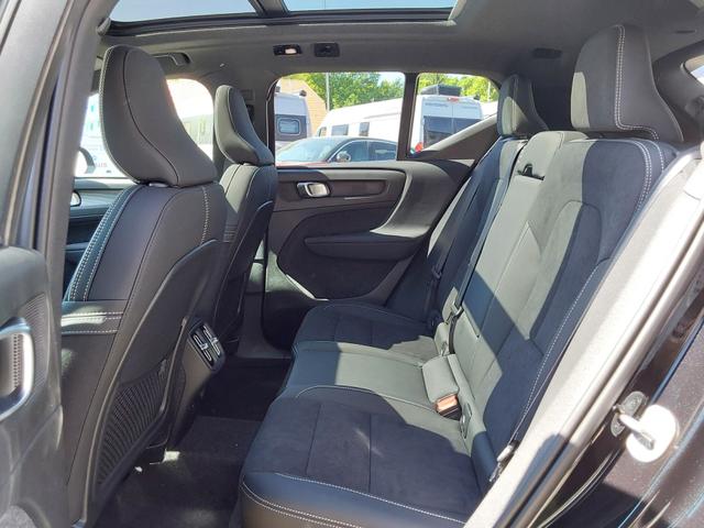 Volvo XC40 B4 B Ultra Black Edition AHK/ACC/LED/PDC/KAM/SHZ/PANO 