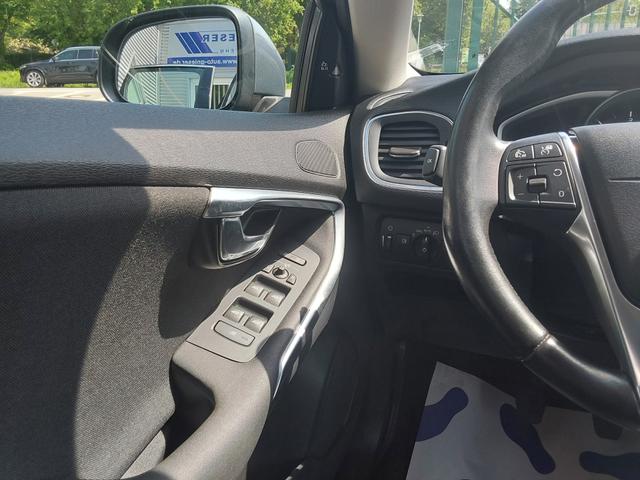 Volvo V40 D3 Momentum ACC/SHZ/PDC/NAV/XENON 