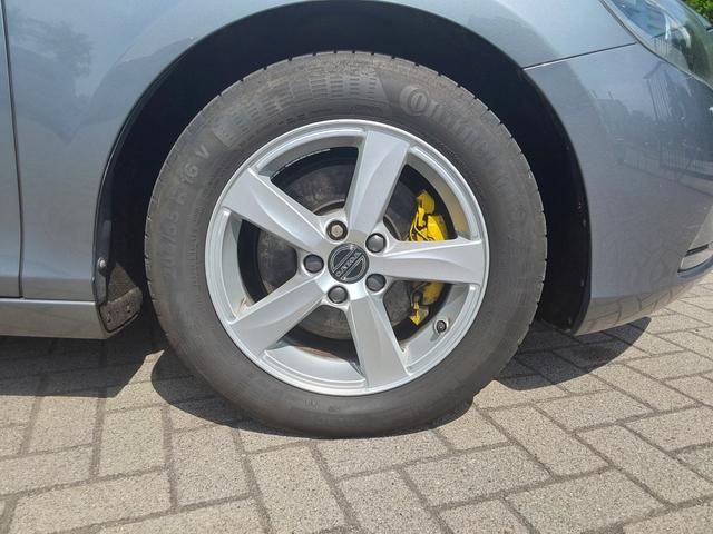 Volvo V40 D3 Momentum ACC/SHZ/PDC/NAV/XENON 
