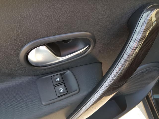 Dacia / Sandero Stepway (2) / Schwarz / Laureate  /  / 