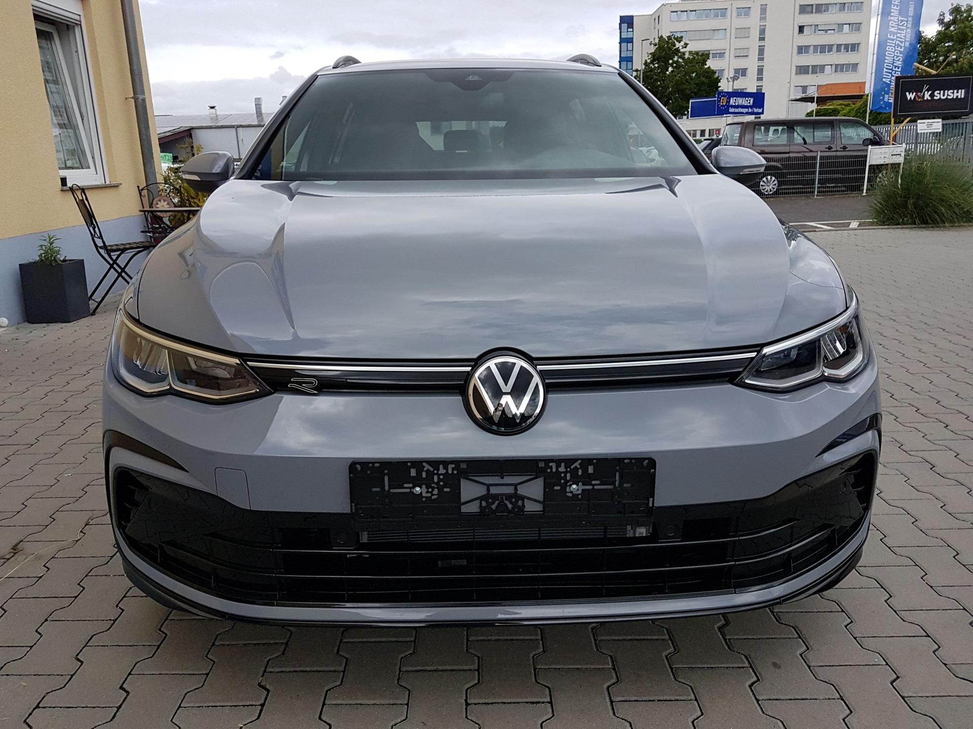 Volkswagen / Golf Variant / Grau / R-Line  /  / Mondsteingrau