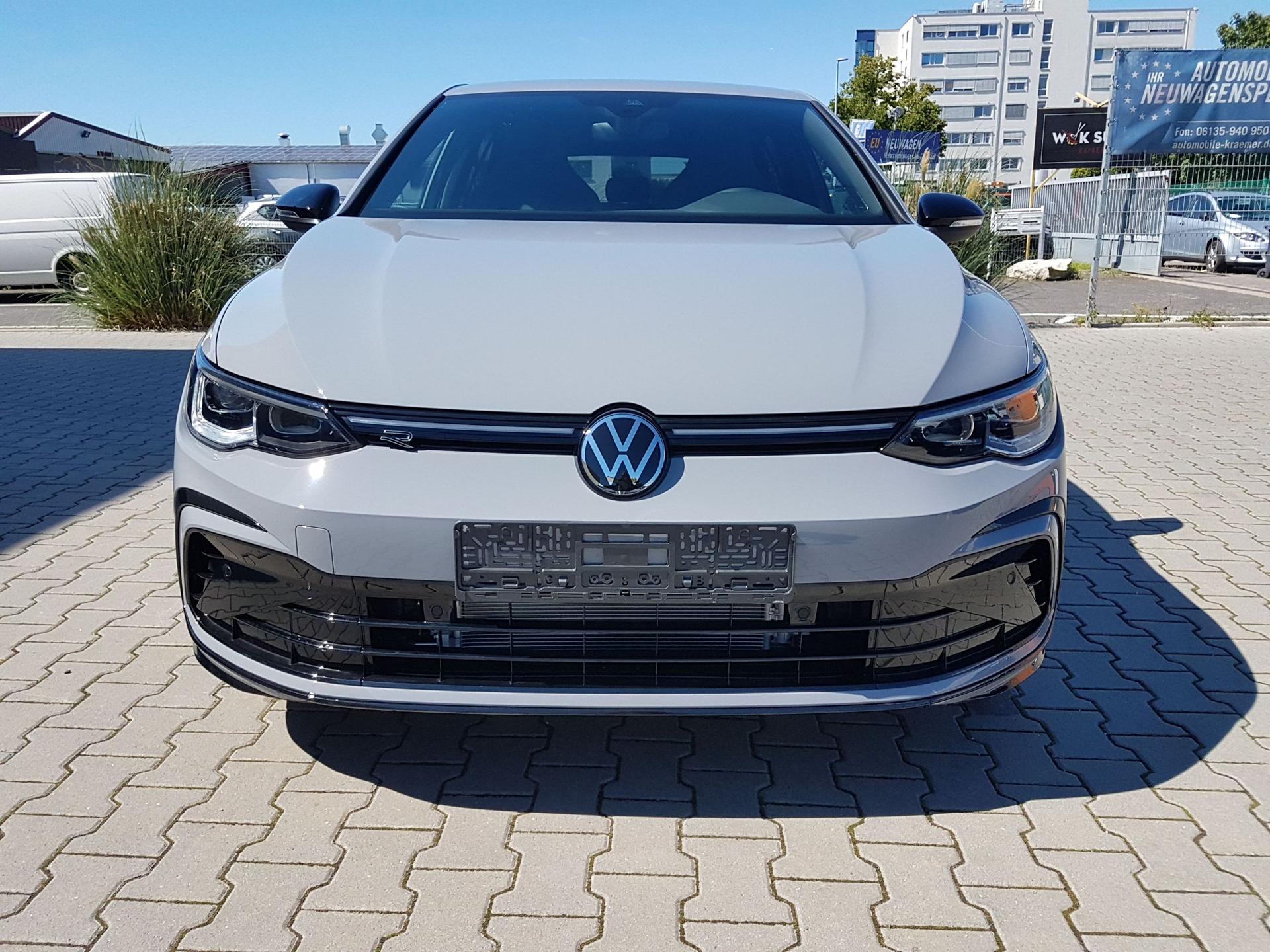 Volkswagen / Golf / Grau / R-Line  /  / Mondsteingrau DSG 