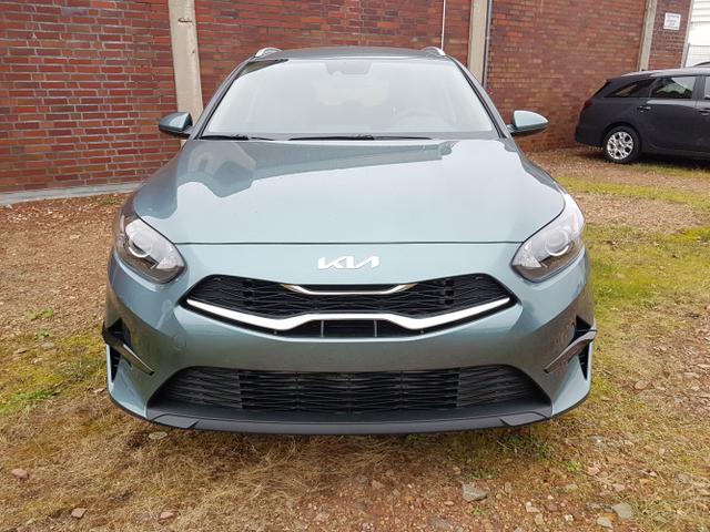 Kia / Ceed / Grün / Spin / / Yucca Steel Grey Met. DSG, Bild dient zur Illustration und zeigt aufpreispflichtige Sonderausstattung. "Die Herstellergarantie beginnt bei EU-Fahrzeugen bereits bei Auslieferung vom ausländischen Lieferanten und kann um mehr als 14 Tage verkürzt sein.