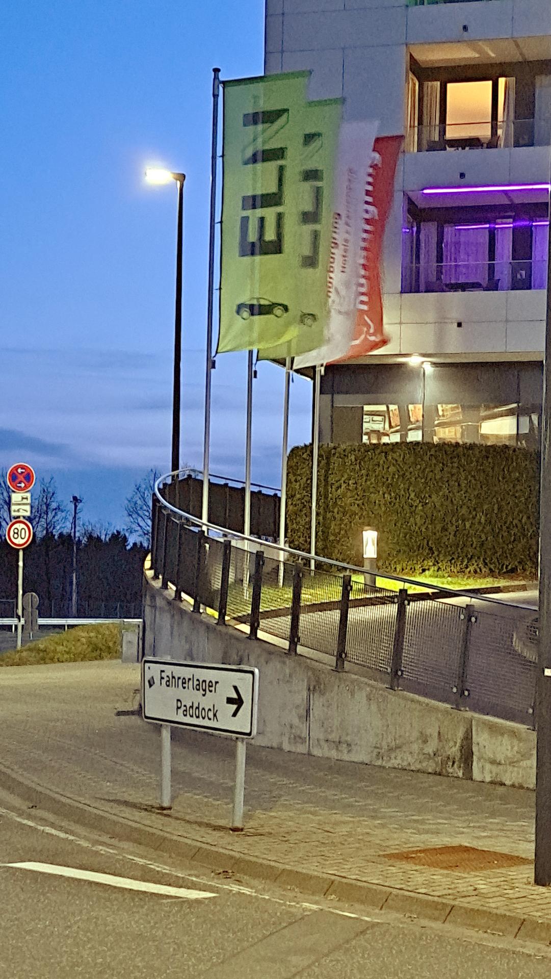 ELN Fahnen vor Hotel am Nürburgring