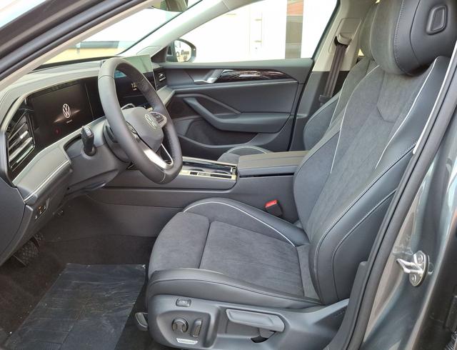 Volkswagen / Passat Variant / Grau / / / , Beispielbilder, ggf. teilweise mit Sonderausstattung