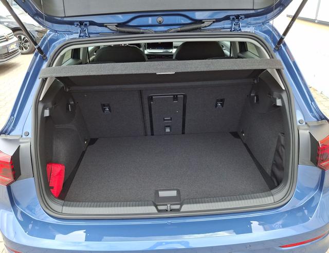 Volkswagen / Golf / Blau / Limited People / / 