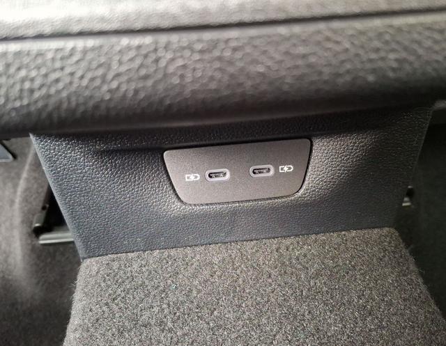 Volkswagen / Golf / Blau / Limited People / / 
