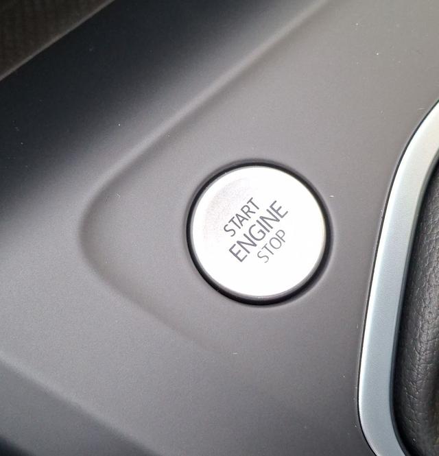 Volkswagen / Golf / Blau / Limited People / / 