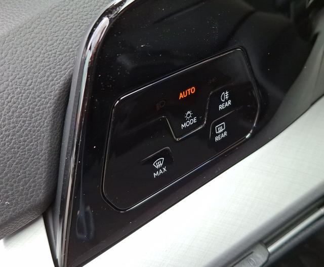 Volkswagen / Golf / Blau / Limited People / / 