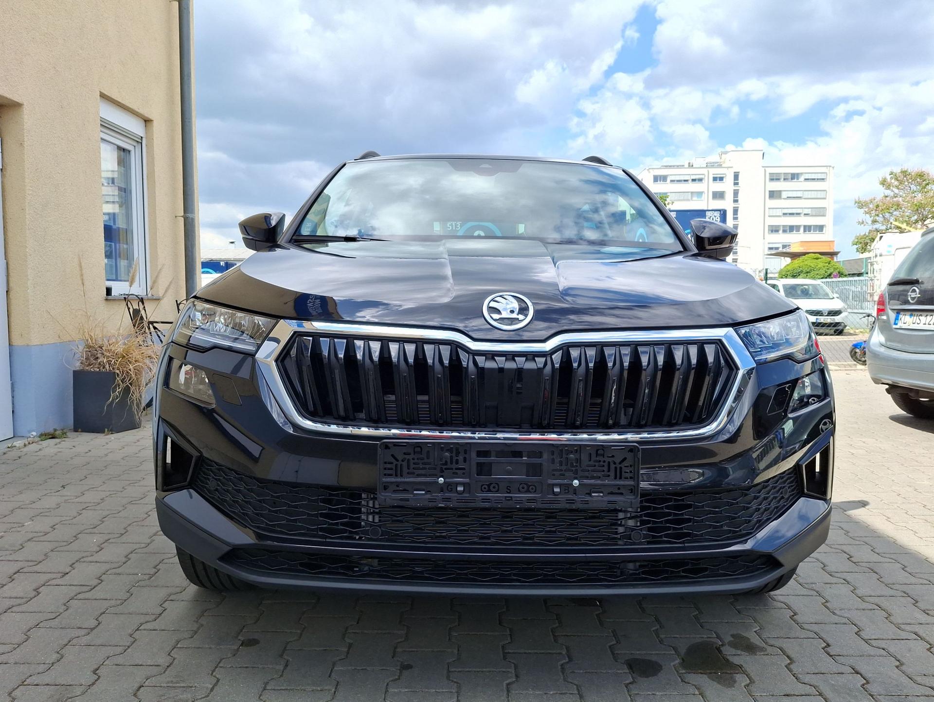 Skoda / Karoq / Schwarz / 130 Jahre  + AHK /  / 