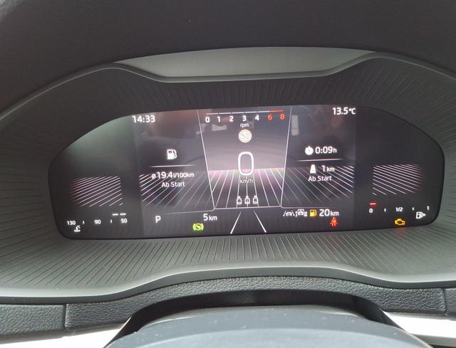 Skoda / Karoq / Schwarz / 130 Jahre + AHK / / , Beispielbilder, ggf. teilweise mit Sonderausstattung