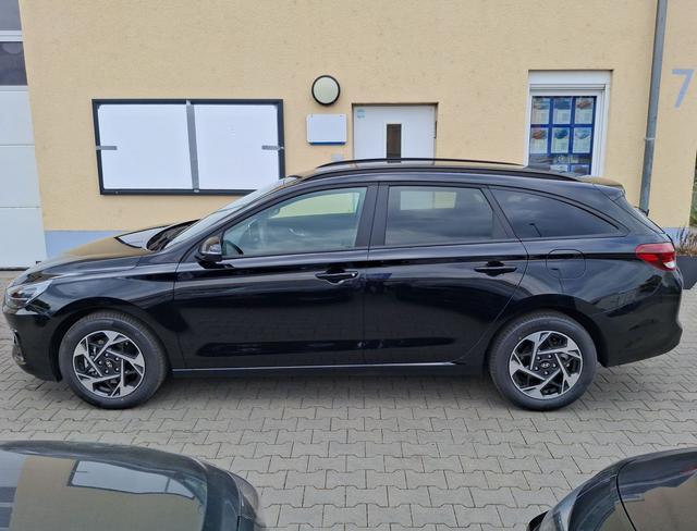 Hyundai / i30 / Schwarz / Family / / , Beispielbilder, ggf. teilweise mit Sonderausstattung