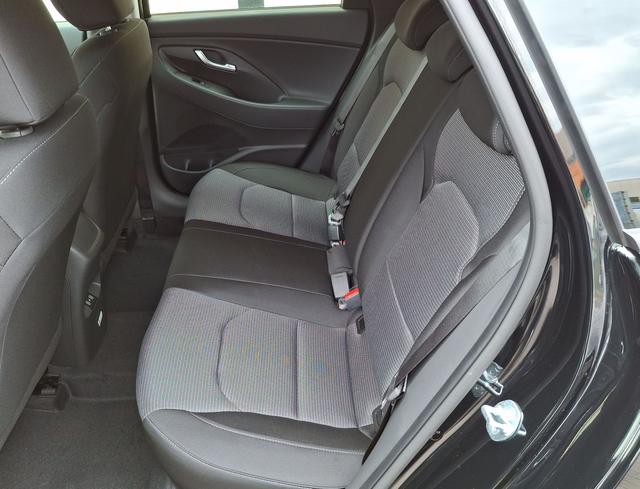 Hyundai / i30 / Schwarz / Family / / , Beispielbilder, ggf. teilweise mit Sonderausstattung