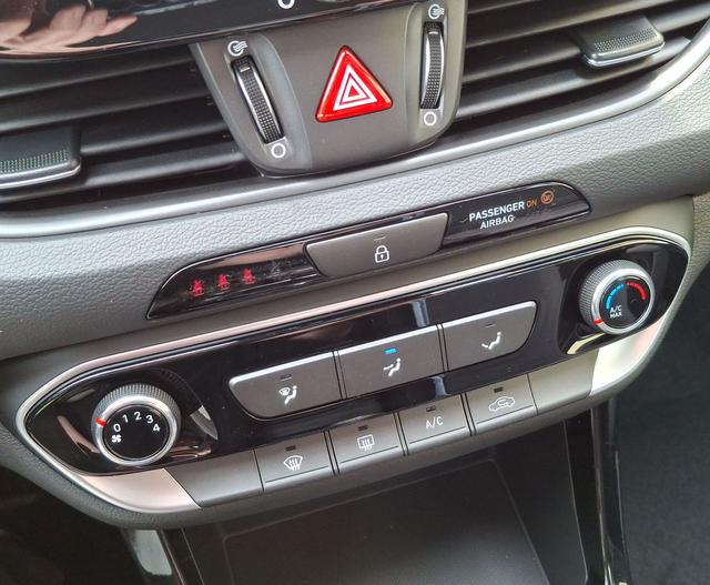 Hyundai / i30 / Schwarz / Family / / , Beispielbilder, ggf. teilweise mit Sonderausstattung