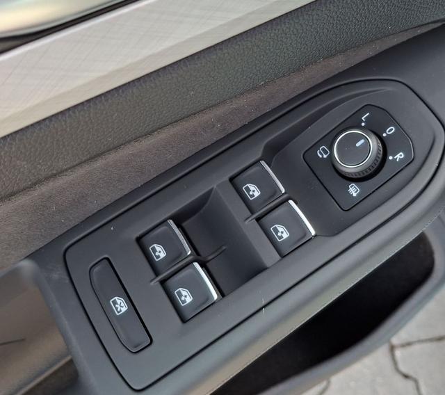 Volkswagen / Golf Variant / Blau / Ltd People + AHK / / , Beispielbilder, ggf. teilweise mit Sonderausstattung