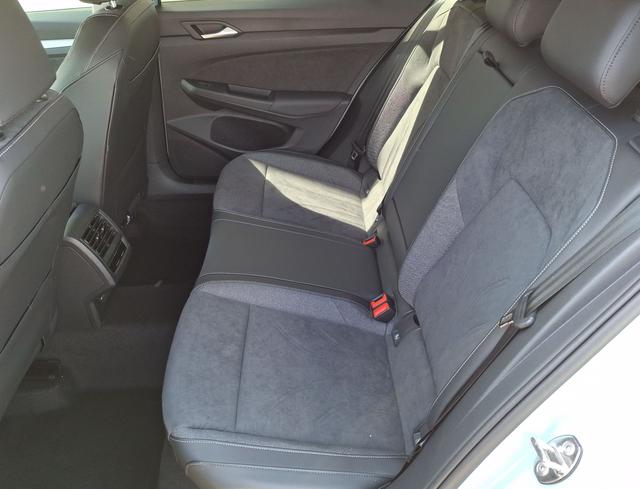 Volkswagen / Golf Variant / Blau / Ltd People + AHK / / , Beispielbilder, ggf. teilweise mit Sonderausstattung