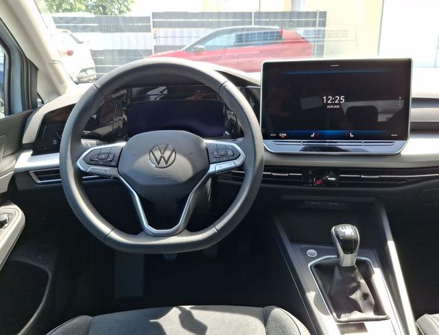 Volkswagen / Golf Variant / Blau / Ltd People + AHK / / , Beispielbilder, ggf. teilweise mit Sonderausstattung