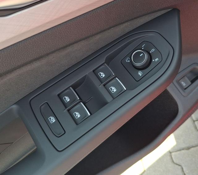 Volkswagen / Golf Variant / Rot / Ltd People AHK / Red Kings / , Beispielbilder, ggf. teilweise mit Sonderausstattung