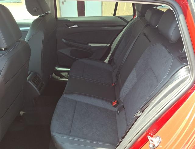 Volkswagen / Golf Variant / Rot / Ltd People AHK / Red Kings / , Beispielbilder, ggf. teilweise mit Sonderausstattung