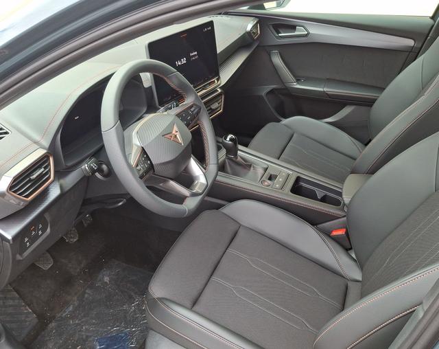 Cupra / Leon Sportstourer / Blau / Basis / / , Beispielbilder, ggf. teilweise mit Sonderausstattung