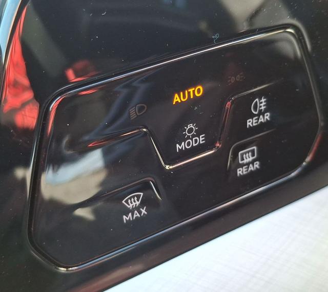 Volkswagen / Golf Variant / Weiß / Ltd People / / , Beispielbilder, ggf. teilweise mit Sonderausstattung