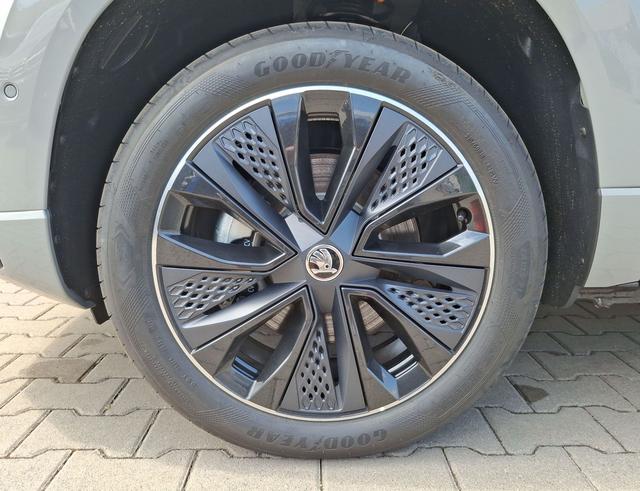 Skoda / Karoq / Grau / Sportline +AHK / / , Beispielbilder, ggf. teilweise mit Sonderausstattung