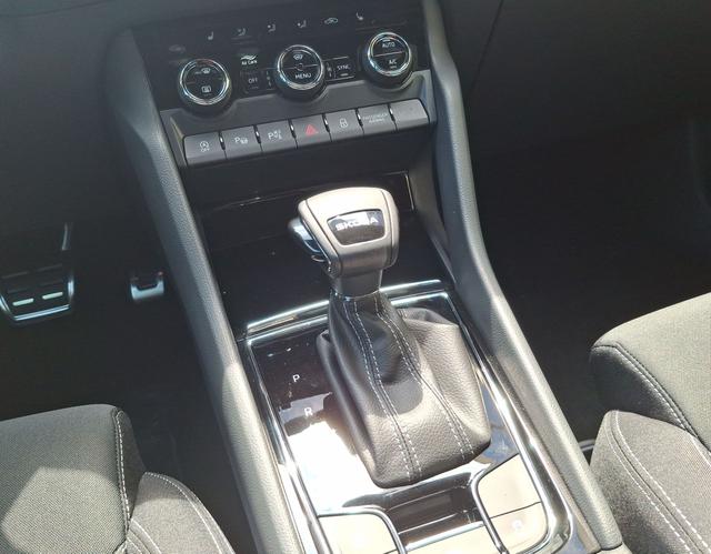 Skoda / Karoq / Grau / Sportline +AHK / / , Beispielbilder, ggf. teilweise mit Sonderausstattung