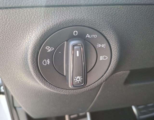 Skoda / Karoq / Grau / Sportline +AHK / / , Beispielbilder, ggf. teilweise mit Sonderausstattung