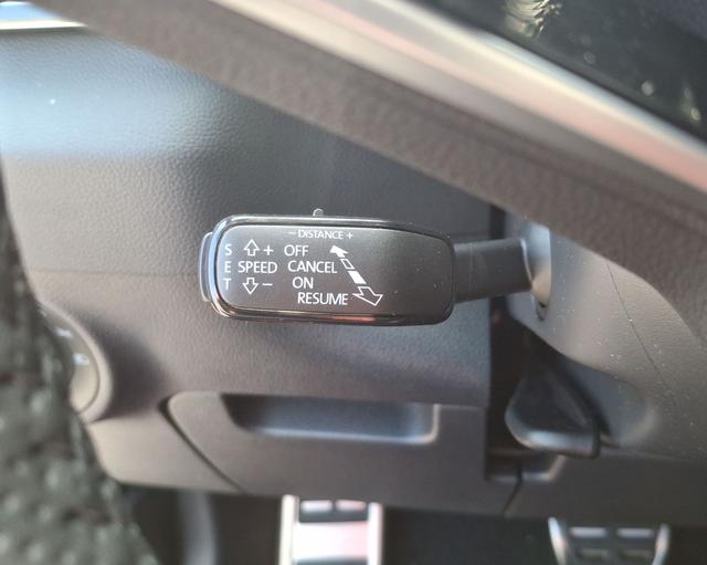 Skoda / Karoq / Grau / Sportline +AHK / / , Beispielbilder, ggf. teilweise mit Sonderausstattung