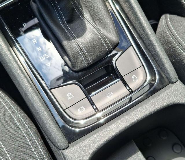 Skoda / Karoq / Grau / Sportline +AHK / / , Beispielbilder, ggf. teilweise mit Sonderausstattung