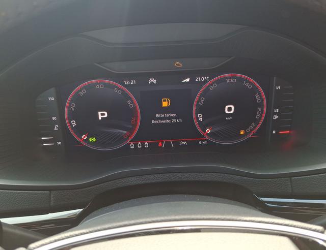 Skoda / Karoq / Grau / Sportline +AHK / / , Beispielbilder, ggf. teilweise mit Sonderausstattung