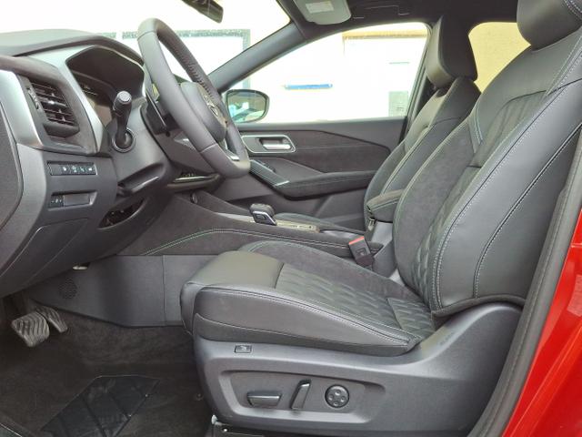 Nissan / Qashqai / Rot / Tekna+ / / , Bild dient zur Illustration und zeigt aufpreispflichtige Sonderausstattung. "Die Herstellergarantie beginnt bei EU-Fahrzeugen bereits bei Auslieferung vom ausl&auml;ndischen Lieferanten und kann um mehr als 14 Tage verk&uuml;rzt sein.