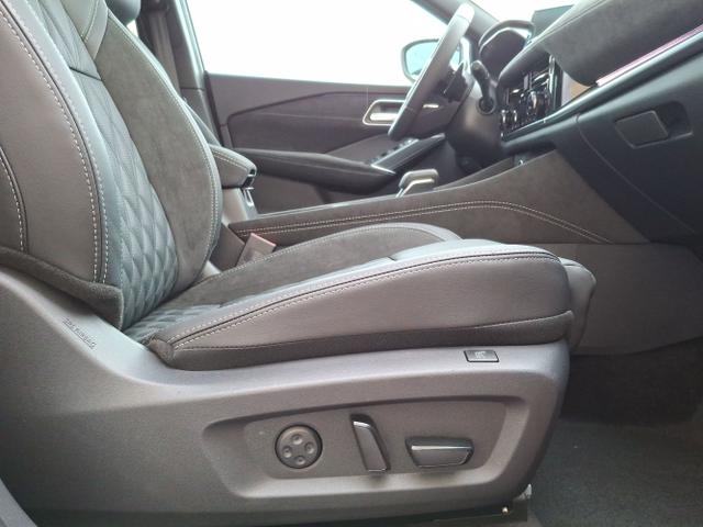 Nissan / Qashqai / Rot / Tekna+ / / , Bild dient zur Illustration und zeigt aufpreispflichtige Sonderausstattung. "Die Herstellergarantie beginnt bei EU-Fahrzeugen bereits bei Auslieferung vom ausl&auml;ndischen Lieferanten und kann um mehr als 14 Tage verk&uuml;rzt sein.