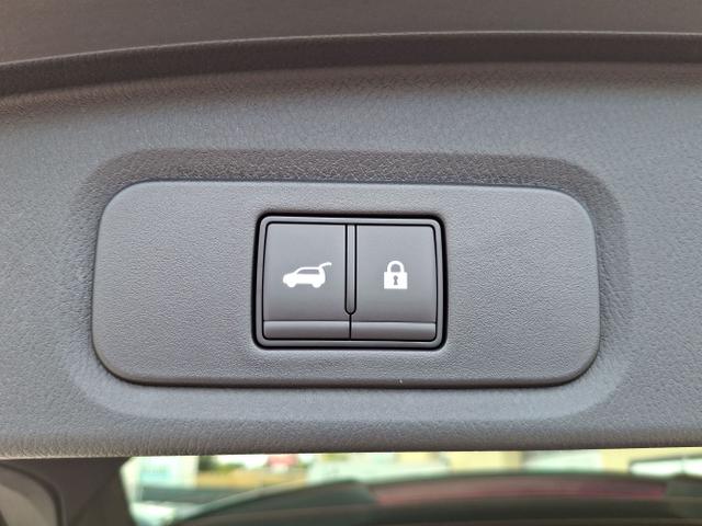 Nissan / Qashqai / Schwarz / Tekna + / / , Bild dient zur Illustration und zeigt aufpreispflichtige Sonderausstattung. "Die Herstellergarantie beginnt bei EU-Fahrzeugen bereits bei Auslieferung vom ausl&auml;ndischen Lieferanten und kann um mehr als 14 Tage verk&uuml;rzt sein.