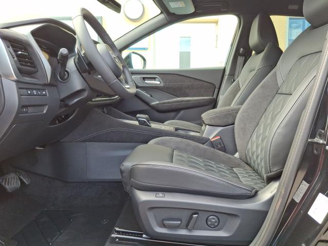 Nissan / Qashqai / Schwarz / Tekna + / / , Bild dient zur Illustration und zeigt aufpreispflichtige Sonderausstattung. "Die Herstellergarantie beginnt bei EU-Fahrzeugen bereits bei Auslieferung vom ausl&auml;ndischen Lieferanten und kann um mehr als 14 Tage verk&uuml;rzt sein.