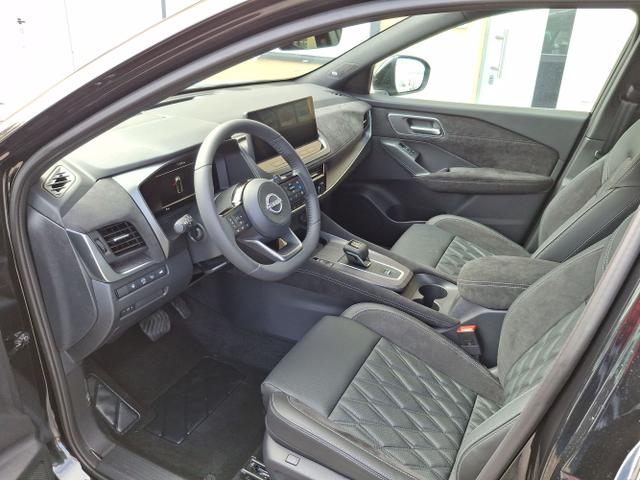 Nissan / Qashqai / Schwarz / Tekna + / / , Bild dient zur Illustration und zeigt aufpreispflichtige Sonderausstattung. "Die Herstellergarantie beginnt bei EU-Fahrzeugen bereits bei Auslieferung vom ausl&auml;ndischen Lieferanten und kann um mehr als 14 Tage verk&uuml;rzt sein.