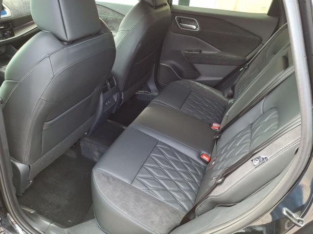 Nissan / Qashqai / Schwarz / Tekna + / / , Bild dient zur Illustration und zeigt aufpreispflichtige Sonderausstattung. "Die Herstellergarantie beginnt bei EU-Fahrzeugen bereits bei Auslieferung vom ausl&auml;ndischen Lieferanten und kann um mehr als 14 Tage verk&uuml;rzt sein.