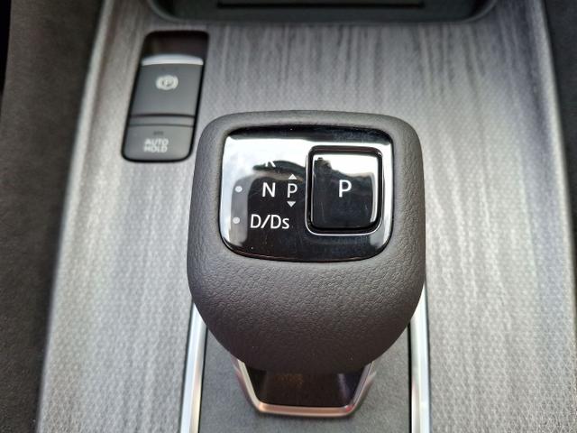 Nissan / Qashqai / Schwarz / Tekna + / / , Bild dient zur Illustration und zeigt aufpreispflichtige Sonderausstattung. "Die Herstellergarantie beginnt bei EU-Fahrzeugen bereits bei Auslieferung vom ausl&auml;ndischen Lieferanten und kann um mehr als 14 Tage verk&uuml;rzt sein.