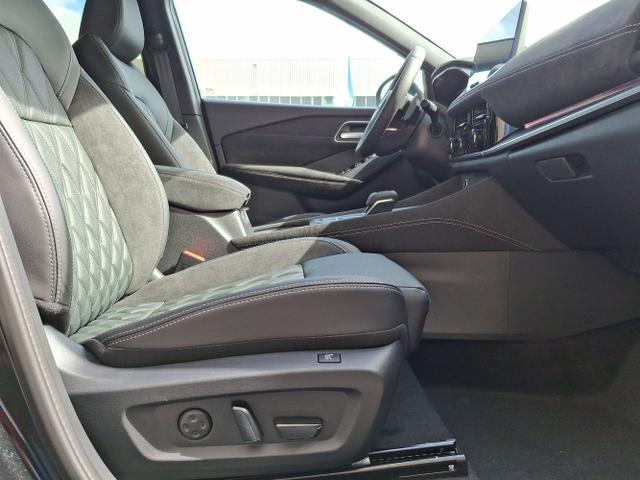 Nissan / Qashqai / Schwarz / Tekna + / / , Bild dient zur Illustration und zeigt aufpreispflichtige Sonderausstattung. "Die Herstellergarantie beginnt bei EU-Fahrzeugen bereits bei Auslieferung vom ausl&auml;ndischen Lieferanten und kann um mehr als 14 Tage verk&uuml;rzt sein.