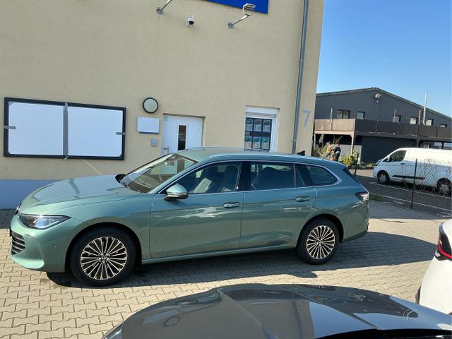 Volkswagen / Passat Variant / Grün / Elegance+AHK / Maripositgrün / , Beispielbilder, ggf. teilweise mit Sonderausstattung