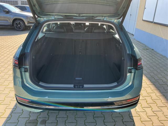 Volkswagen / Passat Variant / Grün / Elegance+AHK / Maripositgrün / , Beispielbilder, ggf. teilweise mit Sonderausstattung