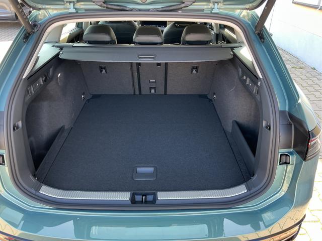 Volkswagen / Passat Variant / Grün / Elegance+AHK / Maripositgrün / , Beispielbilder, ggf. teilweise mit Sonderausstattung